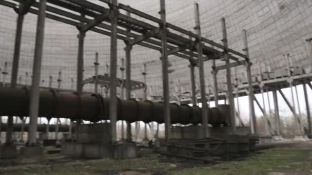 Onvoltooide en verlaten de koeler reactor van de kerncentrale van Chernobyl plant. — Stockvideo