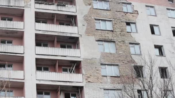 Edifício residencial abandonado de vários andares em Pripyat . — Vídeo de Stock