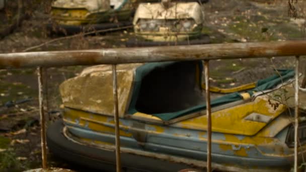 Verlassene Rennstrecke in Freizeitpark in Pripyat. — Stockvideo