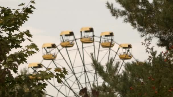 Abandoned ferris wheel in amusement park in Pripyat. — Stock Video