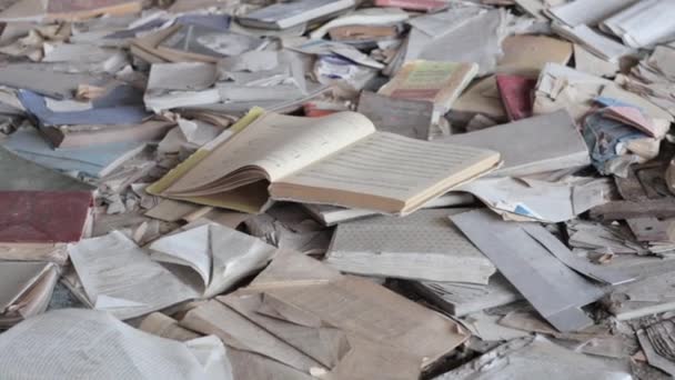 Livres éparpillés sur le sol d'une école abandonnée à Pripyat . — Video