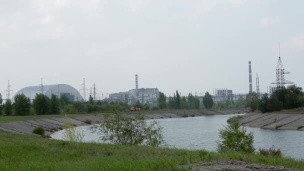 Refroidisseur d'étang près de la centrale nucléaire de Tchernobyl . — Video