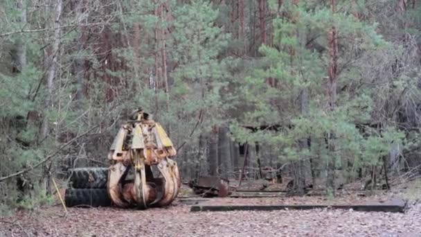 Oczach wykluczenie zone Czarnobyl - wiadro, które zostało zlikwidowane w sprawie skutków wypadku Elektrownia Atomowa. — Wideo stockowe