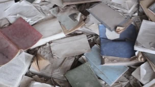 Pripyat terk edilmiş bir okulda katında kitap dağılmış. — Stok video