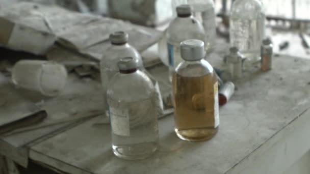 Pripyat terk edilmiş klinikte tıp şişe. — Stok video