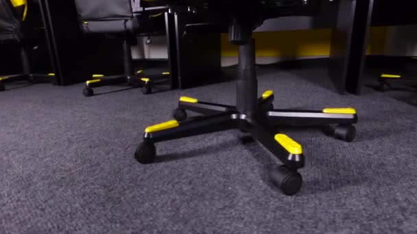 Cross playing computer chair for gamers with rubber footrests — Stock Video