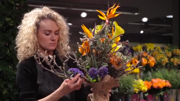 Menina florista com um belo buquê na loja de flores — Vídeo de Stock