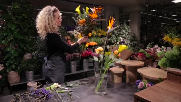 Bella fiorista donna che fa un bouquet al negozio di fiori — Video Stock