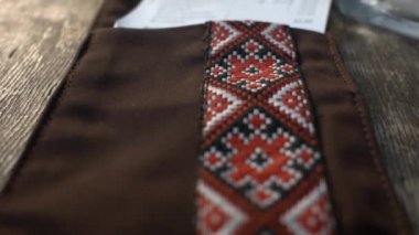 Kahverengi kumaş üzerine Ukraynalı süsleme