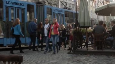 Lviv, Ukrayna - 7 Ekim 2015: Şehir tramvay ve pazar meydanında insan trafiği