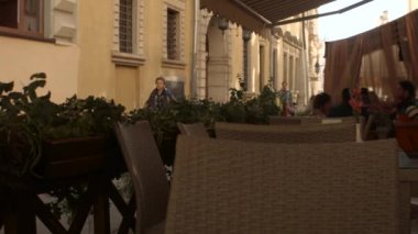 Lviv, Ukrayna - 7 Ekim 2015: İnsan trafiği yakınındaki küçük şehir sokak boyunca açık hava kafe
