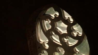 Büyük eski cam desenli ahşap çerçeve kilise kilise ile