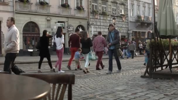 Lviv, Ukraine - 7. Oktober 2015: Menschenverkehr und vorbeifahrende Radfahrer auf dem Marktplatz — Stockvideo