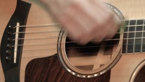 Hombre tocando una guitarra acústica — Vídeo de stock