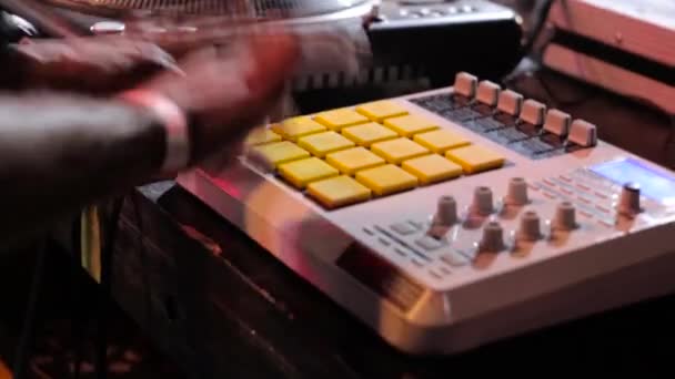 Kiyv, Ukrayna: 17 Ekim 2015: Beatmaker ve Dj gece kulübünde gerçekleştirme — Stok video