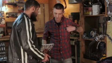 Motosiklet garajda araba tamircisi ile bahsettiği adam