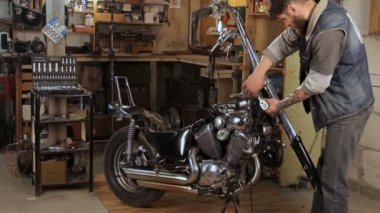 Motorcu parçaları motosiklet garajda toplar