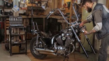 Motorcu parçaları motosiklet garajda toplar