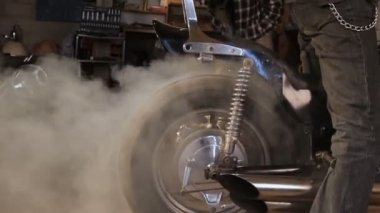 Motosiklet garajda araba tamircisi ile bahsettiği adam