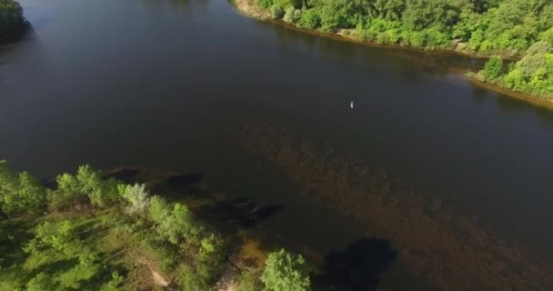 Aard van de lente - eiland en zijrivieren van de rivier de Dnjepr in de buurt van Kiev in Oekraïne — Stockvideo