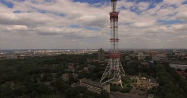 Kule mavi gökyüzü arka plan üzerinde yayın