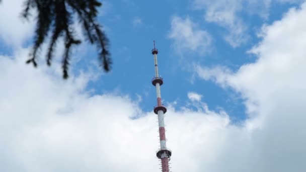 Torre de difusión en el fondo del cielo azul — Vídeo de stock