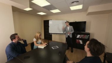 Bir toplantı odasında genç iş takımının brifing