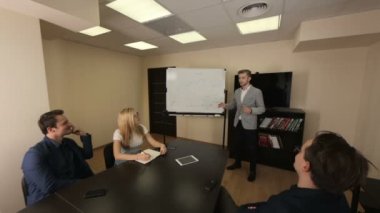 Bir toplantı odasında genç iş takımının brifing