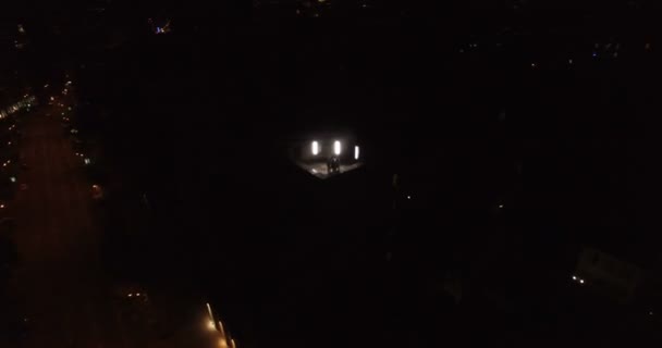 Mladí kluci na střeše budovy v centru města v noci — Stock video