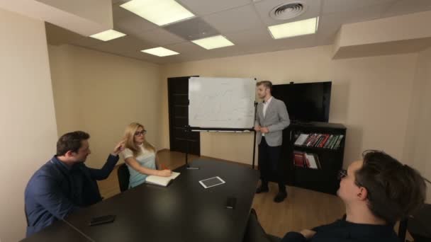 Briefing de la jeune équipe d'affaires dans une salle de réunion 