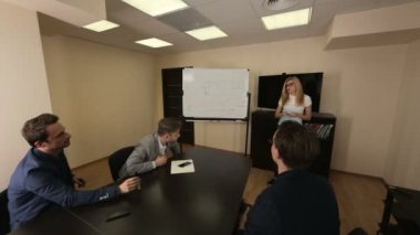 Bir toplantı odasında genç iş takımının brifing