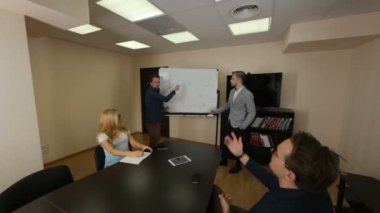 Bir toplantı odasında genç iş takımının brifing