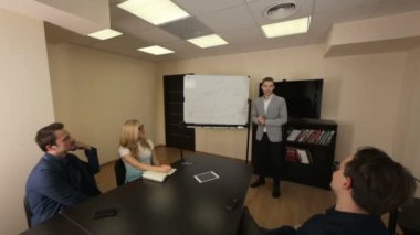 Bir toplantı odasında genç iş takımının brifing
