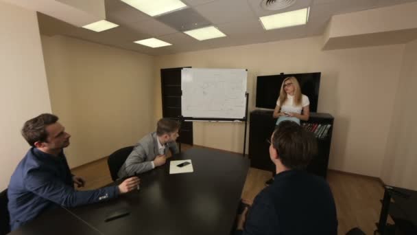Briefing tim bisnis muda di ruang pertemuan — Stok Video