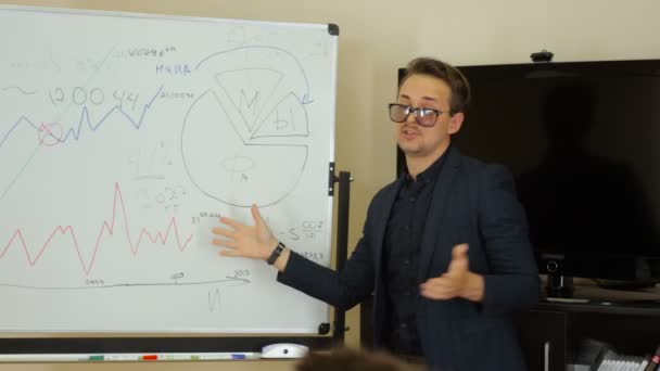 Man talar vid informationsmöte nära whiteboard i mötesrummet — Stockvideo