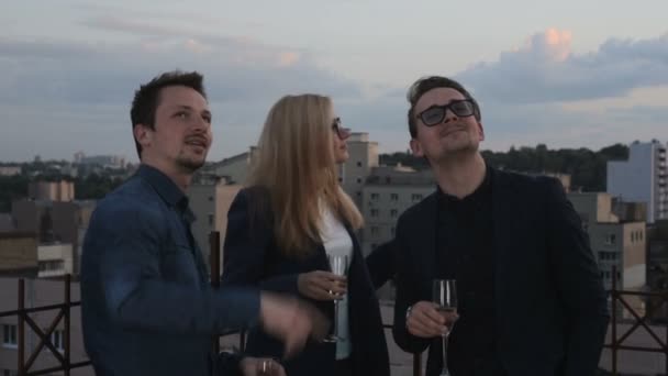 Mensen praten en drinken op het dak van een kantoorgebouw op zomeravond — Stockvideo