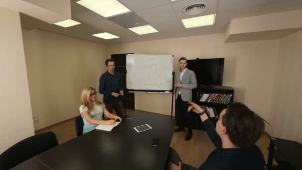 Reunión informativa del equipo empresarial joven en una sala de reuniones — Vídeos de Stock