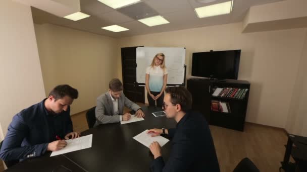 Подписание контракта с командой партнеров в конференц-зале — стоковое видео