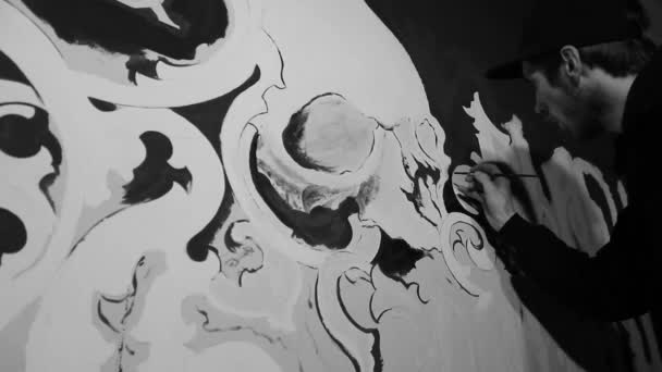 Artista pintura grafiti branco com crânio na parede preta — Vídeo de Stock