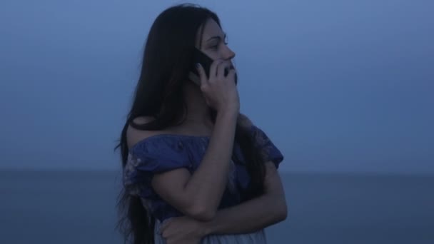 La chica en la playa hablando por teléfono — Vídeo de stock