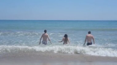 Erkek ve kız denizde banyo