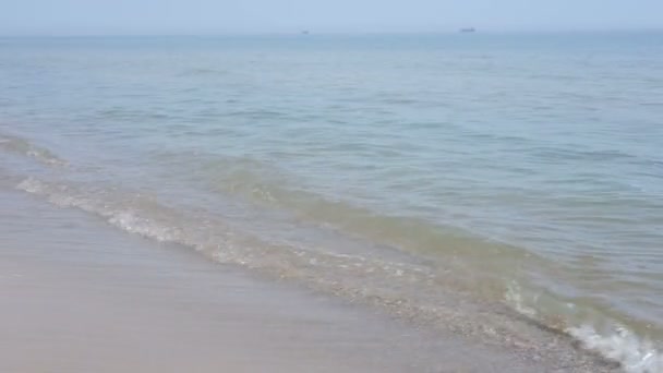 Zachte crashen van golven op het strand aan zee — Stockvideo