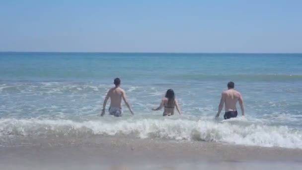 Chłopcy i dziewczyny kąpać się w morzu — Wideo stockowe