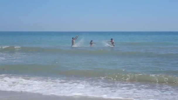 男の子と女の子が海で泳ぎ — ストック動画