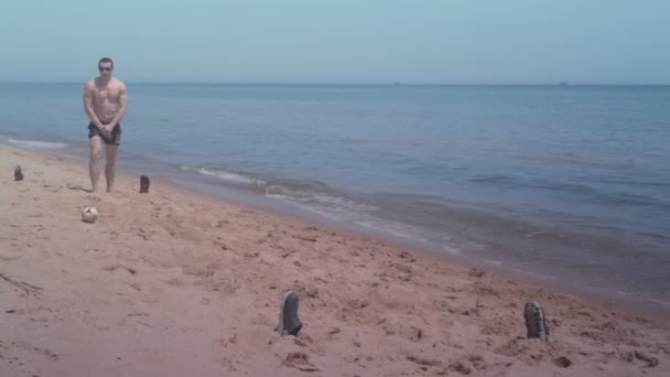 Dwóch facetów gra mini piłki nożnej na plaży nad morzem — Wideo stockowe