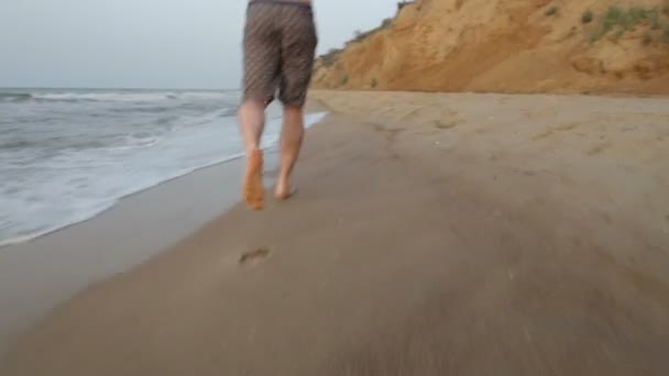 Manhã jogging cara ao longo da linha de surf da praia do mar no verão — Vídeo de Stock