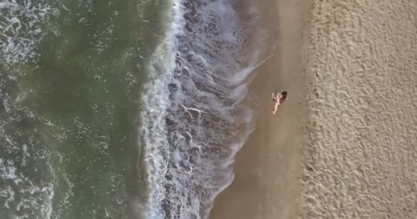 Утренняя пробежка девушка вдоль линии серфинга морского пляжа летом — стоковое видео