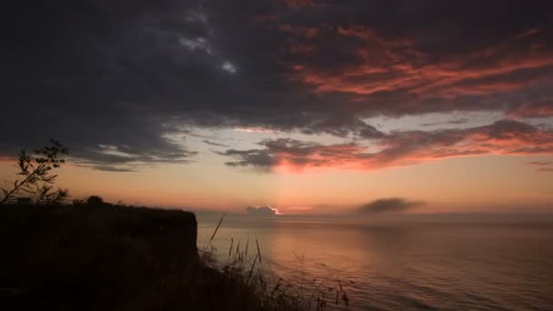 Тімелапс схід сонця над морем влітку — стокове відео