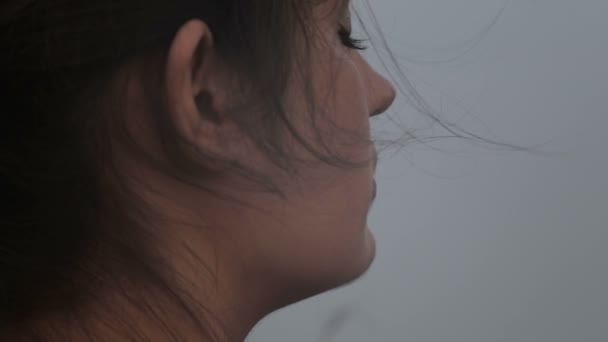Morena menina meditando à beira-mar — Vídeo de Stock