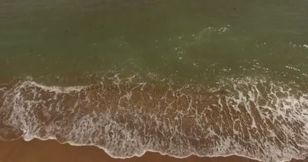 Sea surf en una playa salvaje con una pendiente arenosa en verano — Vídeo de stock